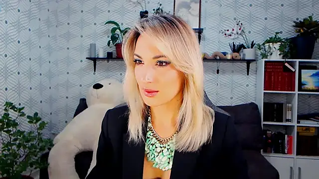 Snapshot of MillaXQueen chatting on 18, 11, 2025 MillaXQueen online show from 18, 11, 2025