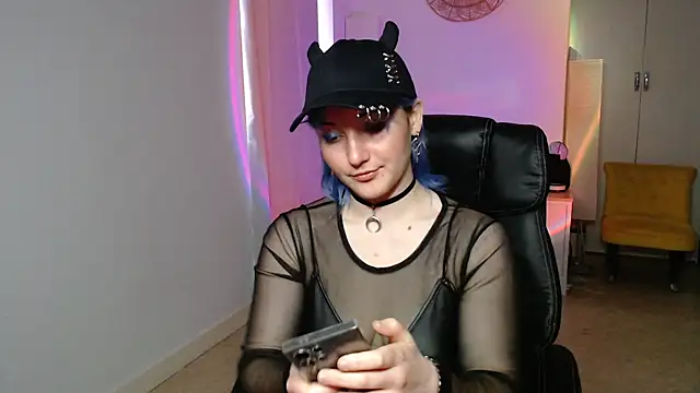 Crystal-dreamt online show from 5, 11, 2025