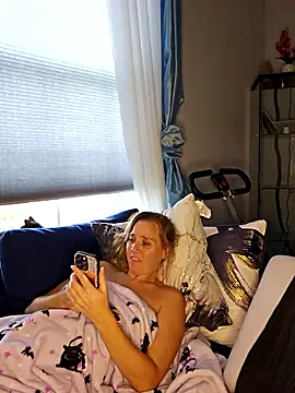 Snapshot of SkyelarSommer chatting on 28, 10, 2025 SkyelarSommer online show from 28, 10, 2025