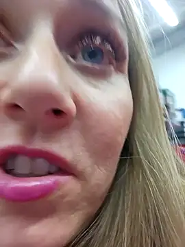 Snapshot of SkyelarSommer chatting on 16, 12, 2025 SkyelarSommer online show from 16, 12, 2025