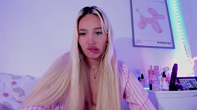 Snapshot of _viioletweekend_ chatting on 10, 3, 2025 viioletweekend online show from 10, 3, 2025