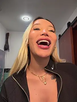 Snapshot of _viioletweekend_ chatting on 25, 11, 2025 viioletweekend online show from 25, 11, 2025