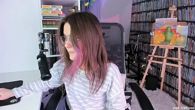 Snapshot of icefroqq chatting on 24, 2, 2025 icefroqq online show from 24, 2, 2025