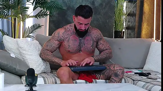 Snapshot of masterkingofmusclee chatting on 13, 10, 2025 masterkingofmusclee online show from 13, 10, 2025