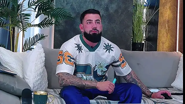 Snapshot of masterkingofmusclee chatting on 16, 10, 2025 masterkingofmusclee online show from 16, 10, 2025