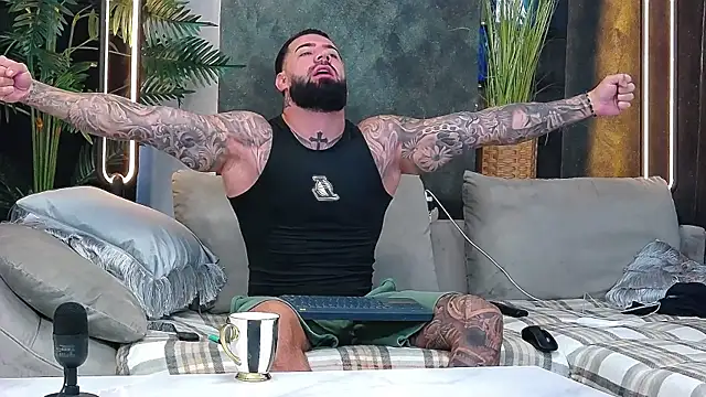 Snapshot of masterkingofmusclee chatting on 4, 11, 2025 masterkingofmusclee online show from 4, 11, 2025