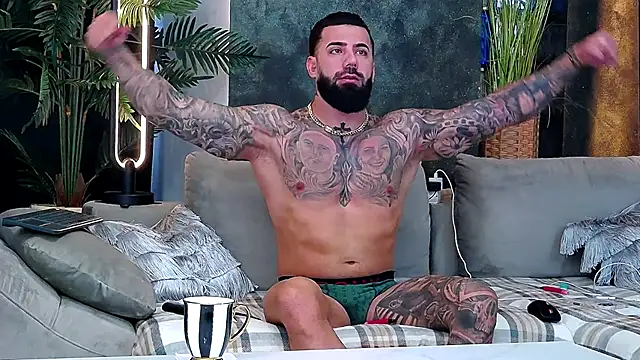 Snapshot of masterkingofmusclee chatting on 19, 11, 2025 masterkingofmusclee online show from 19, 11, 2025