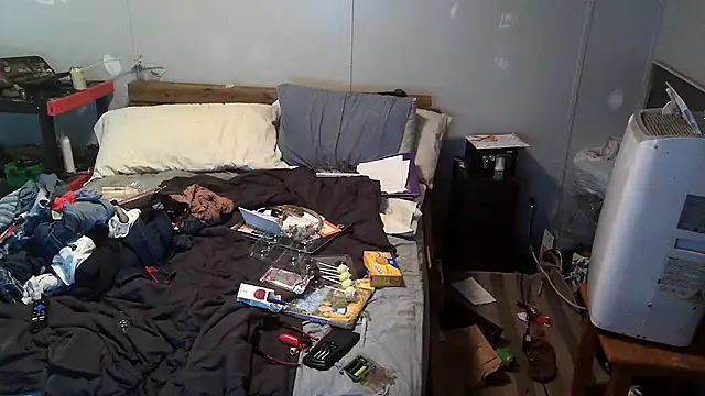 Snapshot of Bi_curious86 chatting on 25, 10, 2025 Bi curious86 online show from 25, 10, 2025