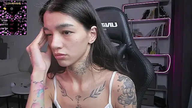 Snapshot of vinkitinkii chatting on 12, 1, 2025 vinkitinkii online show from 12, 1, 2025