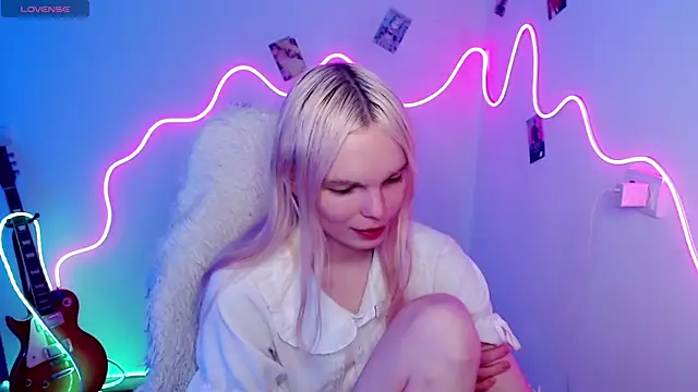 Snapshot of Emily_Nyaffee chatting on 5, 11, 2025 Emily Nyaffee online show from 5, 11, 2025