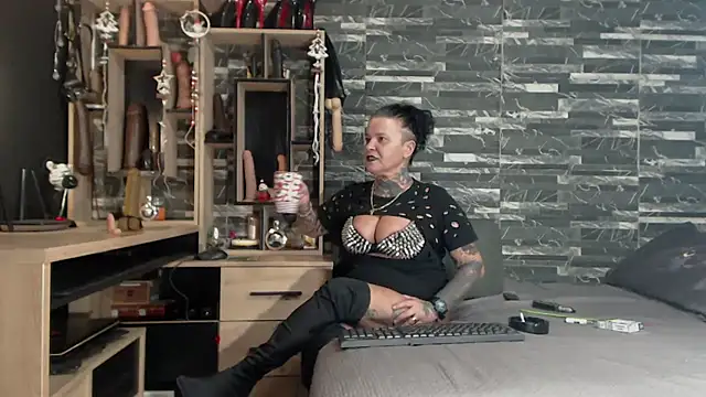 Snapshot of Mistress_Miry chatting on 23, 12, 2024 Mistress Miry online show from 23, 12, 2024