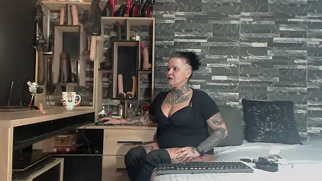 Snapshot of Mistress_Miry chatting on 8, 2, 2025 Mistress Miry online show from 8, 2, 2025