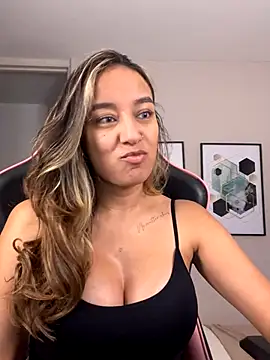 Snapshot of DianaHopson chatting on 15, 10, 2025 DianaHopson online show from 15, 10, 2025