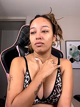 Snapshot of DianaHopson chatting on 23, 10, 2025 DianaHopson online show from 23, 10, 2025