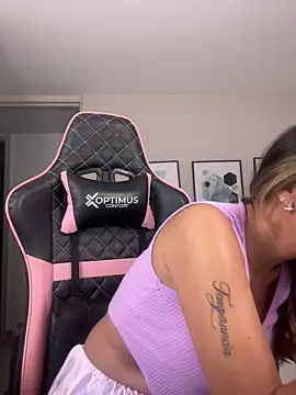 Snapshot of DianaHopson chatting on 2, 11, 2025 DianaHopson online show from 2, 11, 2025