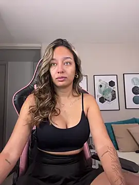 Snapshot of DianaHopson chatting on 4, 11, 2025 DianaHopson online show from 4, 11, 2025