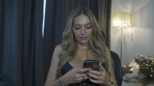 Snapshot of JoanneGG chatting on 13, 11, 2025 JoanneGG online show from 13, 11, 2025