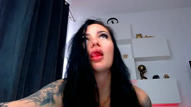 Snapshot of arianatattoos chatting on 18, 10, 2025 arianatattoos online show from 18, 10, 2025