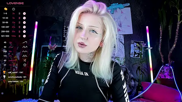 Snapshot of little_grinch666 chatting on 4, 3, 2025 little grinch666 online show from 4, 3, 2025