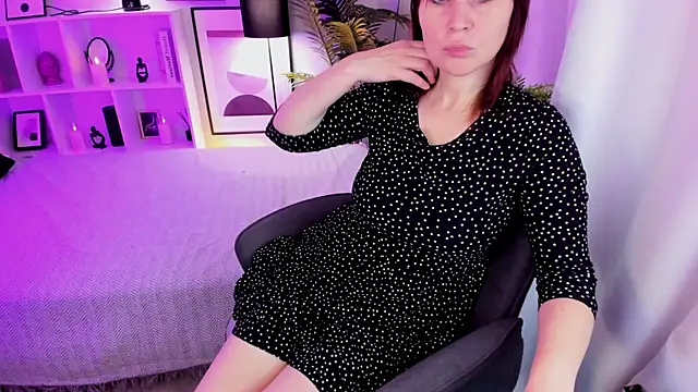 Snapshot of ZoeEast chatting on 5, 11, 2025 ZoeEast online show from 5, 11, 2025