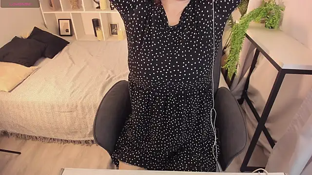 Snapshot of ZoeEast chatting on 12, 11, 2025 ZoeEast online show from 12, 11, 2025