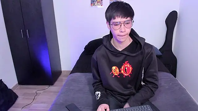 Snapshot of Aventure_Twinks chatting on 25, 2, 2025 Aventure Twinks online show from 25, 2, 2025