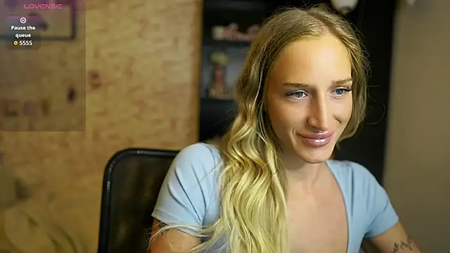 Nicolette  Shea  online show from 19, 10, 2025