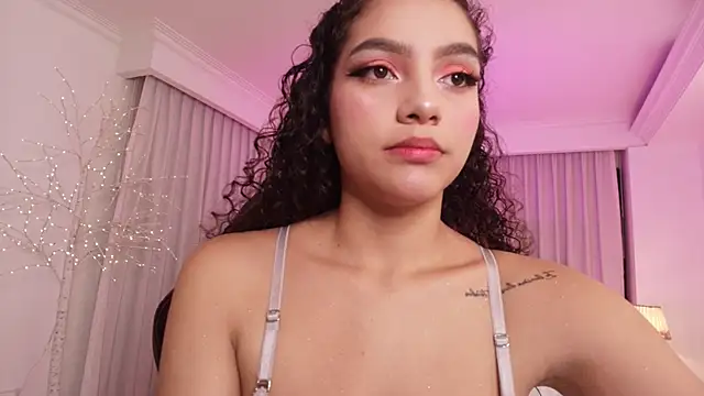 Snapshot of anahi_curlie1 chatting on 2, 2, 2025 anahi curlie1 online show from 2, 2, 2025