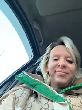 Snapshot of LikaCat chatting on 1, 11, 2025 LikaCat online show from 1, 11, 2025