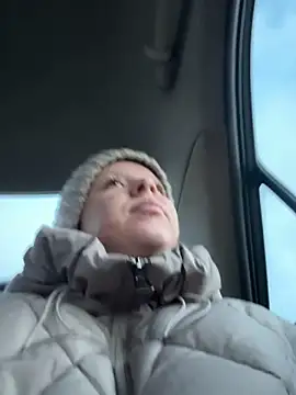 Snapshot of LikaCat chatting on 13, 11, 2025 LikaCat online show from 13, 11, 2025