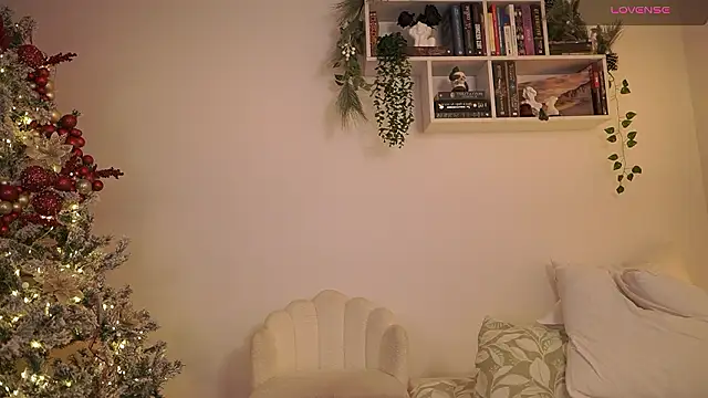 Snapshot of EmilyxRose_- chatting on 2, 12, 2024 EmilyxRose - online show from 2, 12, 2024