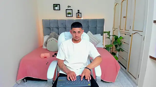 Snapshot of Alex_cute77 chatting on 9, 1, 2025 Alex cute77 online show from 9, 1, 2025