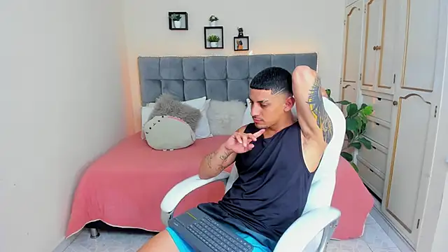 Snapshot of Alex_cute77 chatting on 10, 1, 2025 Alex cute77 online show from 10, 1, 2025