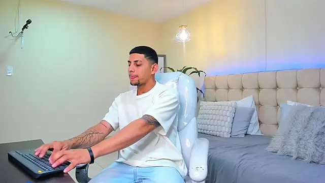 Snapshot of Alex_cute77 chatting on 15, 2, 2025 Alex cute77 online show from 15, 2, 2025