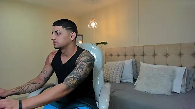 Snapshot of Alex_cute77 chatting on 6, 3, 2025 Alex cute77 online show from 6, 3, 2025