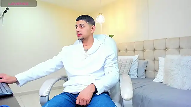 Snapshot of Alex_cute77 chatting on 7, 3, 2025 Alex cute77 online show from 7, 3, 2025