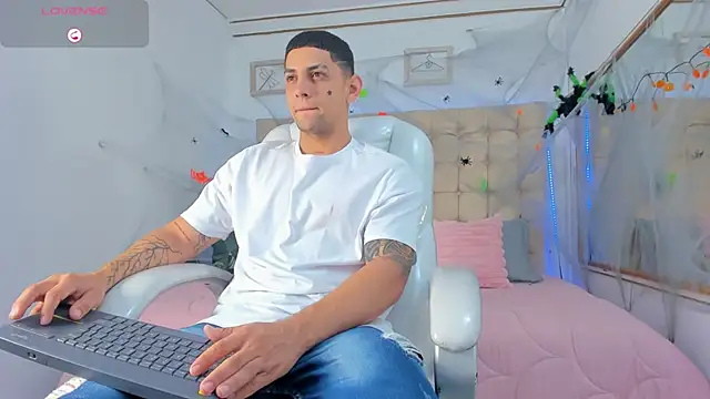 Snapshot of Alex_cute77 chatting on 3, 10, 2025 Alex cute77 online show from 3, 10, 2025