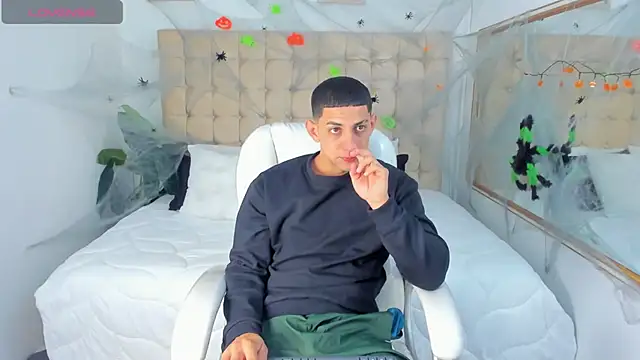 Snapshot of Alex_cute77 chatting on 6, 10, 2025 Alex cute77 online show from 6, 10, 2025