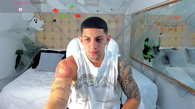 Snapshot of Alex_cute77 chatting on 8, 10, 2025 Alex cute77 online show from 8, 10, 2025