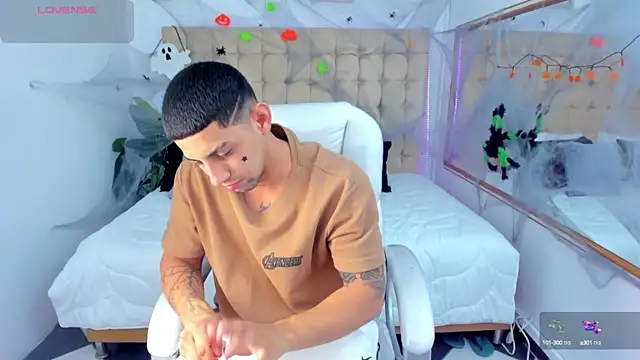 Snapshot of Alex_cute77 chatting on 10, 10, 2025 Alex cute77 online show from 10, 10, 2025