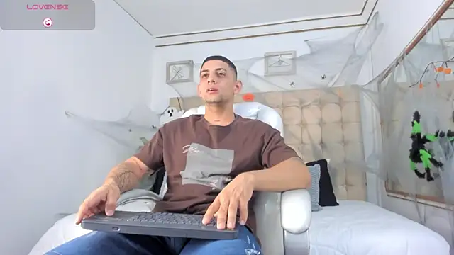 Snapshot of Alex_cute77 chatting on 15, 10, 2025 Alex cute77 online show from 15, 10, 2025