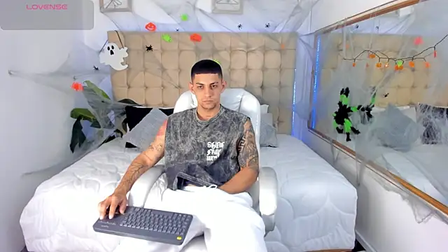 Snapshot of Alex_cute77 chatting on 17, 10, 2025 Alex cute77 online show from 17, 10, 2025