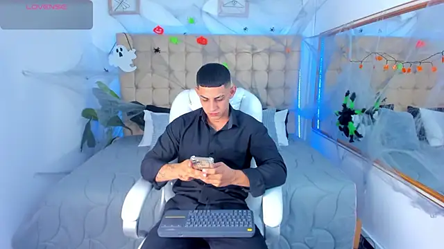 Snapshot of Alex_cute77 chatting on 25, 10, 2025 Alex cute77 online show from 25, 10, 2025