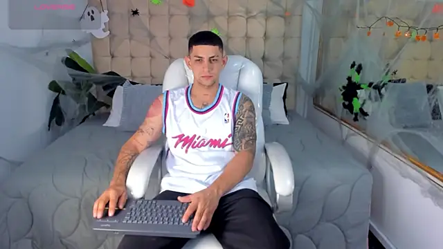 Snapshot of Alex_cute77 chatting on 29, 10, 2025 Alex cute77 online show from 29, 10, 2025