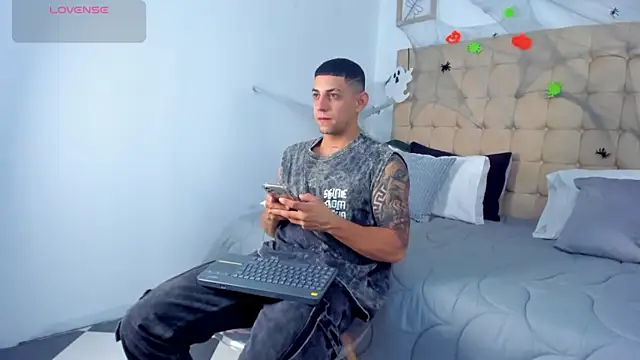 Snapshot of Alex_cute77 chatting on 4, 11, 2025 Alex cute77 online show from 4, 11, 2025