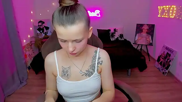 Snapshot of HelloRoxy chatting on 3, 11, 2025 HelloRoxy online show from 3, 11, 2025