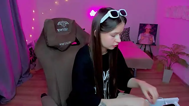 Snapshot of HelloRoxy chatting on 24, 11, 2025 HelloRoxy online show from 24, 11, 2025