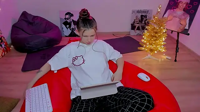 Snapshot of HelloRoxy chatting on 22, 12, 2025 HelloRoxy online show from 22, 12, 2025