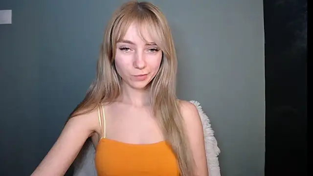 Snapshot of LuciaYoung chatting on 7, 2, 2026 LuciaYoung online show from 7, 2, 2026