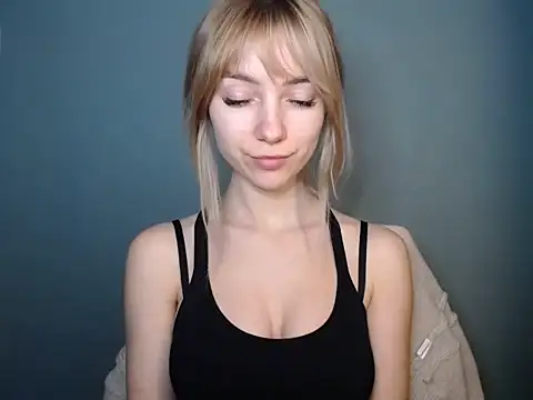 Snapshot of LuciaYoung chatting on 9, 2, 2026 LuciaYoung online show from 9, 2, 2026